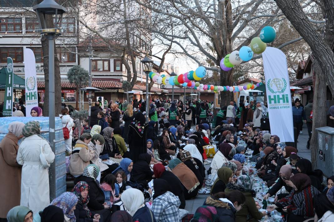 İHH Konya’dan Ümmet İftarı: 4 bin kişi Kapu Camii önünde, 180 bin kişi Gazze’de aynı sofrada buluştu 2